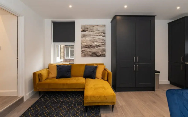 Woodside Park 3 Bedroom Apt with Parking