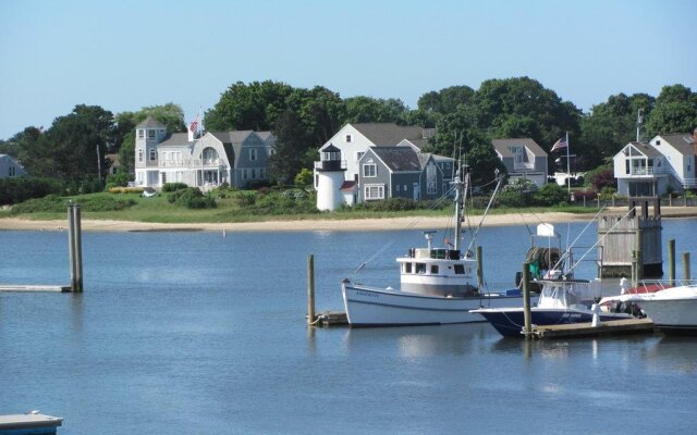 Anchor In Distinctive Waterfront Lodging