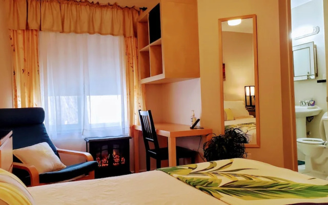 Kokomo Inn - Tropical Riverfront B&B