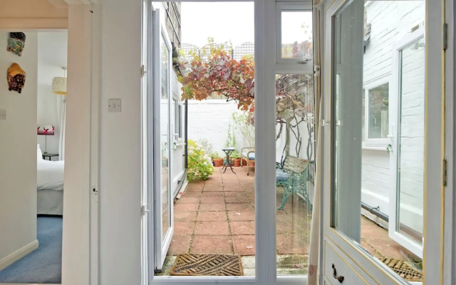 Lovely 2-bed Garden Flat in West Kensington
