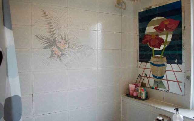 Lovely Spacious 2 Bedroom Flat by the Meadows