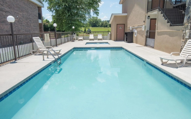 Econo Lodge Sevierville-Pigeon Forge on the River