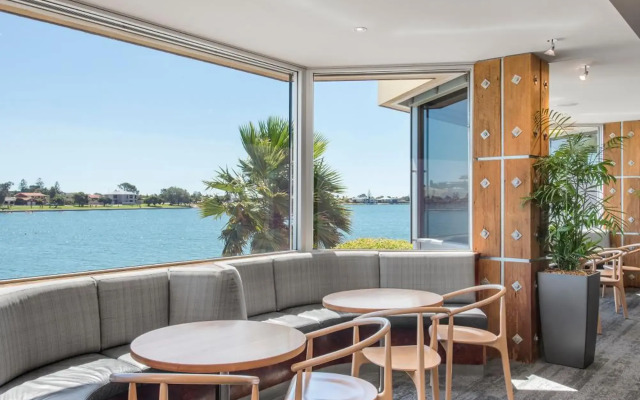 Lakes Hotel