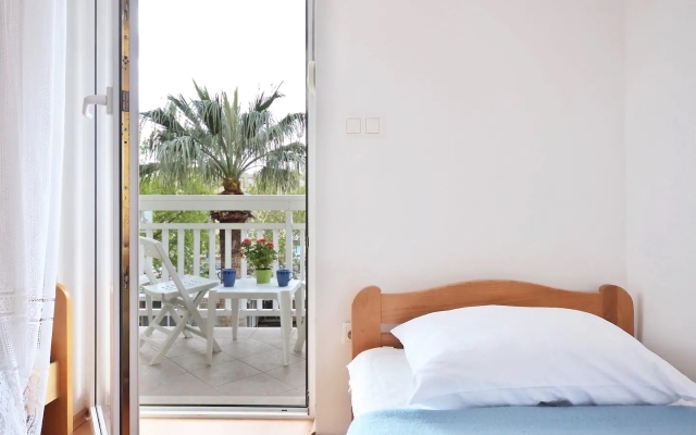 Apartment Toma - 200 m from beach: A1 Omis, Riviera Omis