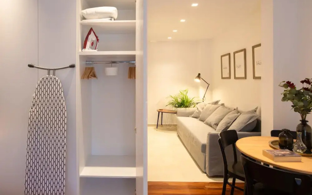 Phaedrus Living: City Luxury Flat Mavromichali