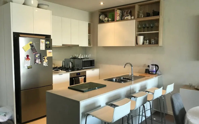 Marina View Apartment on the Maribyrnong River, Melbourne