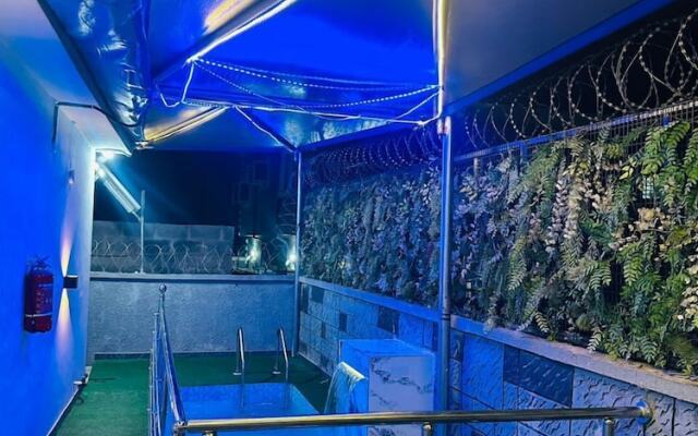 Mini Flat with Starlink Internet & Pool