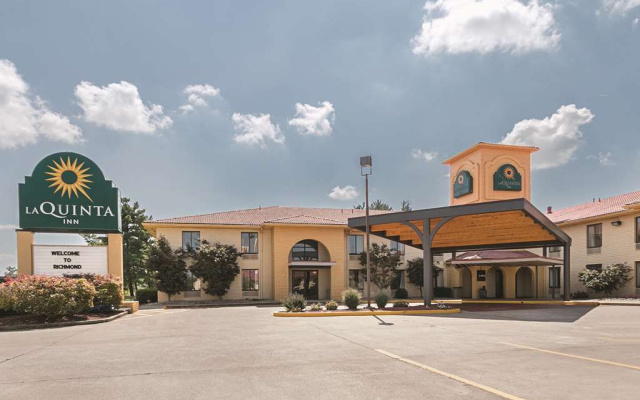 Clarion Pointe Richmond North near University