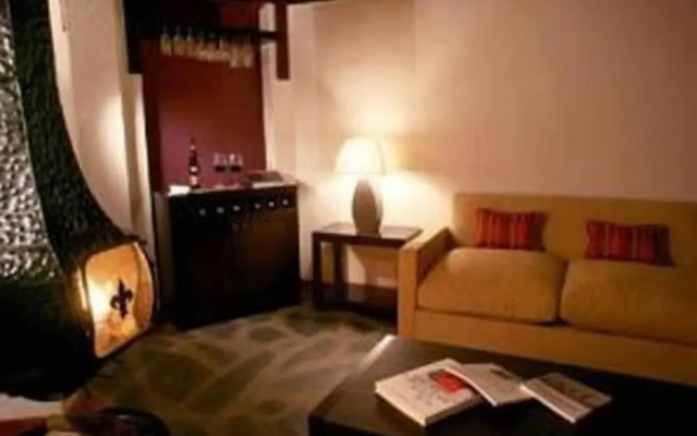 La Sirenuse Lake Resort
