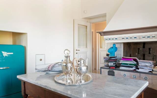 Plush Holiday Home in Macerata with Jacuzzi