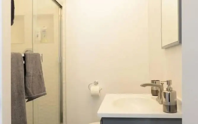Spacious House on Melrose w Private Backyard Gym