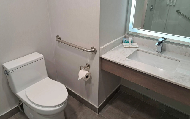 Comfort Hotel Vancouver Airport