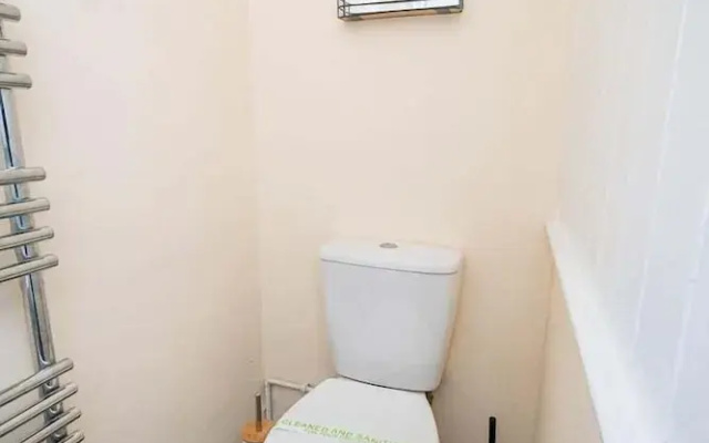 Comfortable 4-bed Home With Free Parking