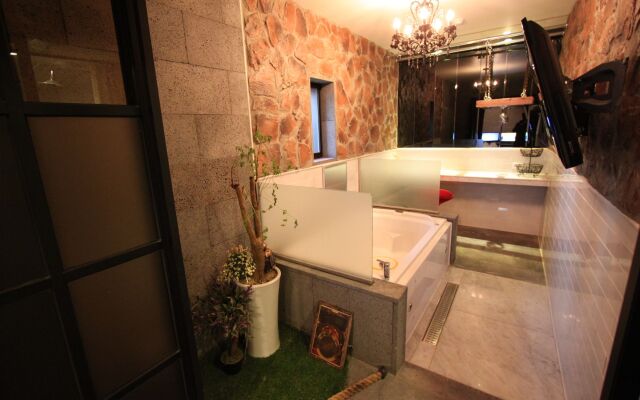 Hotel February Suseong