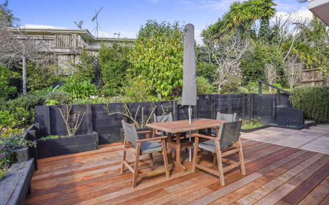 Bright & Sunny Meadowbank - Gardens