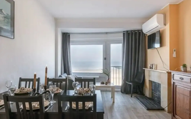 Pleasant Apartment With Frontal sea View