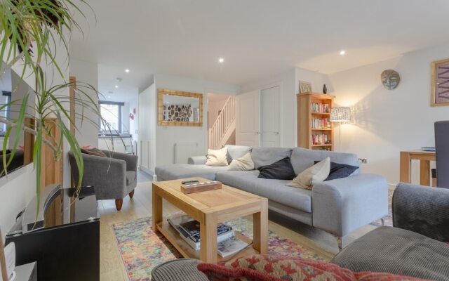 Modern 3 Bedroom Duplex Apartment in Stepney