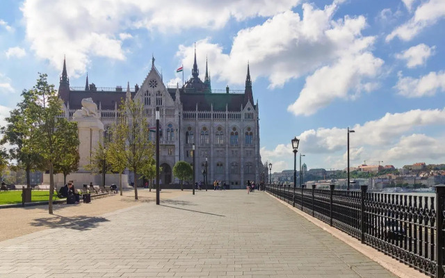 Riverbank Apartment At Parliament