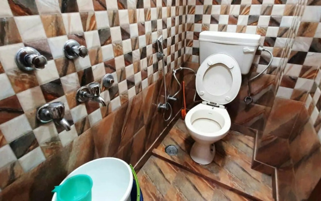Room in Guest Room - Aggarwal Guest House In Cream Location 92,121,74700