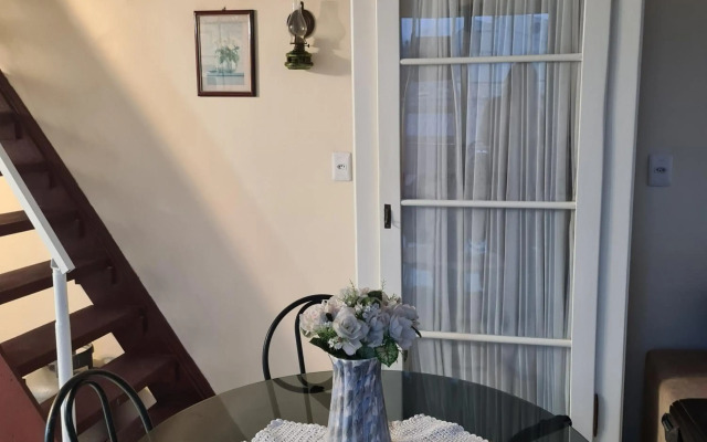 Kitnet casal e apartamento com lareira e vista jardim