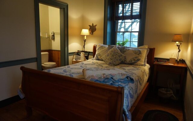 Brownstone Colonial Inn