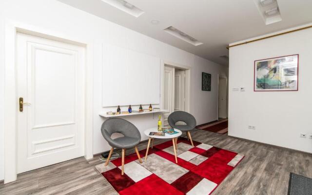 Modern Apartment in the Heart of the City Center!