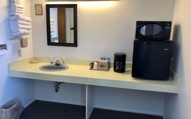 Budget Host Cloverland Motel