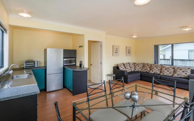 Hosts on the Coast Laze Away on Cook