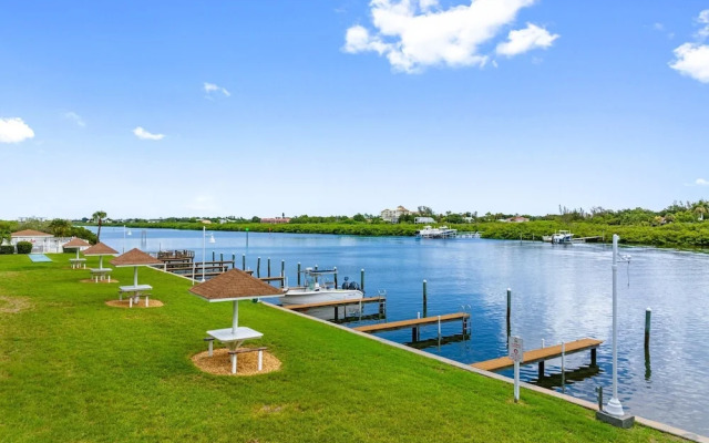 Bayshore Yacht & Tennis 806