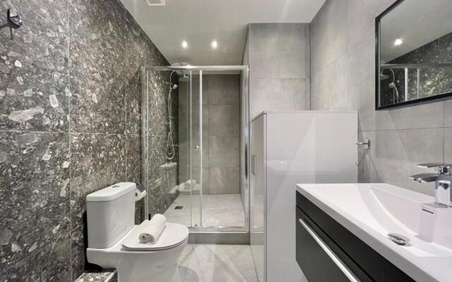 #Aura Studios & Suites F24