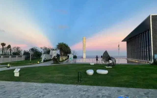 Zhonghai Vacation Homestay (Shantounan Railway Zhonghai Golden Coast Water Park)