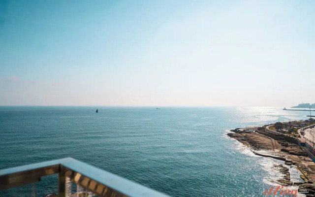 Gorgeous Seaviews From a Stunning Studio