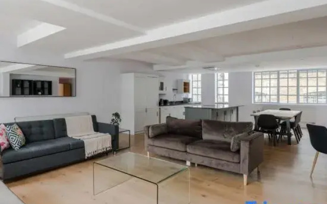 The Eyre Suite Two - Farringdon - by Frankie