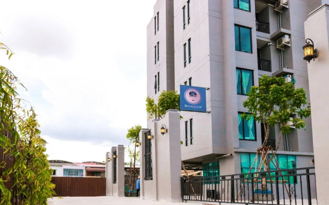 RQ Bangkok Sukhumvit 107 by Collection O