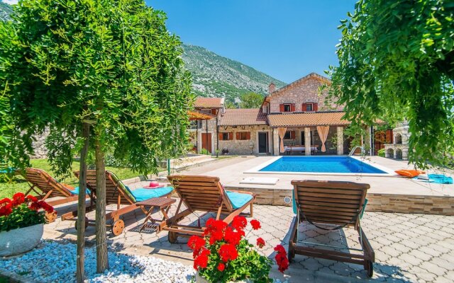 Stone House with Private Pool And Garden in Quiet Place