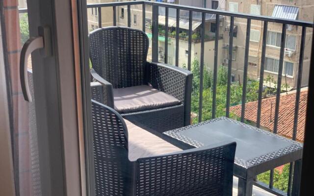 Modern cozy apt w/in 10 min walk from main square