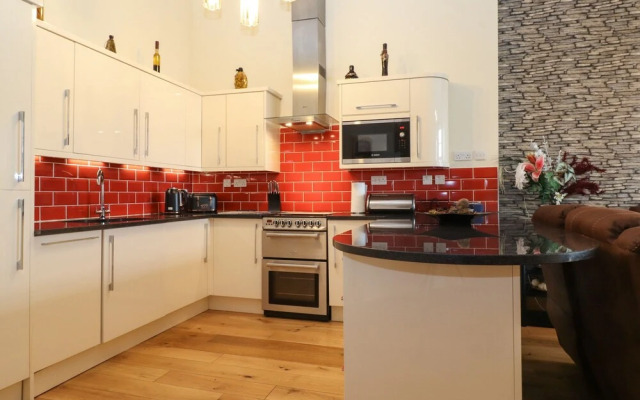 5 Ladstock Hall