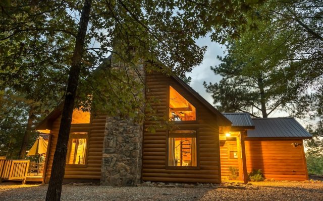Okehi Pine Cabin With Wood Burning Fireplace and Outdoor Hot Tub by Redawning