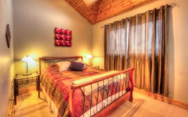 5 Bed Blue Mountain Luxury Chalet with Hot Tub 159