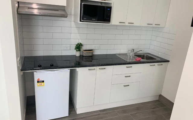 Bendigo King bed Courtyard and Kitchen Motel