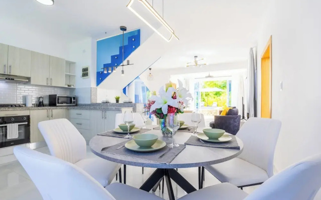 3-BR Villa with Pool & Rooftop Jacuzzi