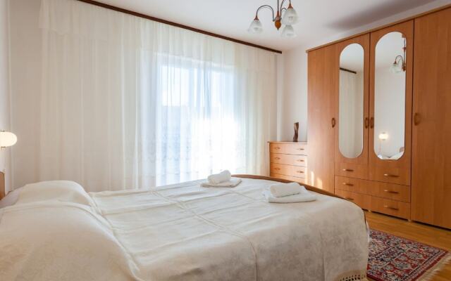 Pleasant Apartment in Malinska with Balcony