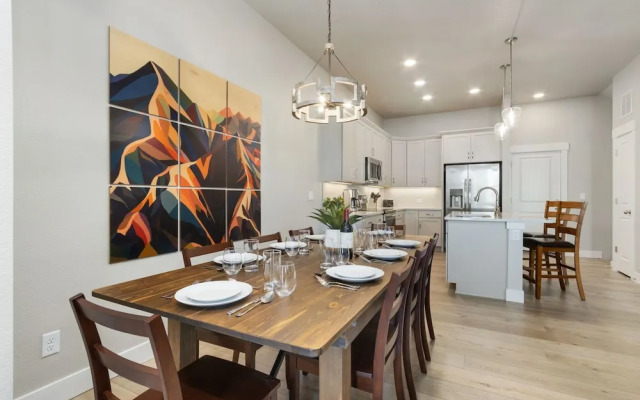 Noco Retreat - King Beds, Fireplace, Scenic Trails