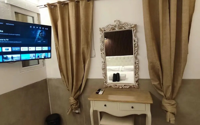 House with 9 private rooms