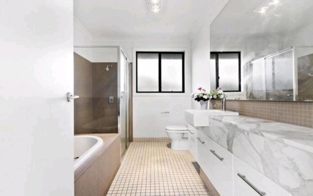 Not entire house!! Cozy two bedrooms with private bathroom and parking – Bathroom – Melbourne