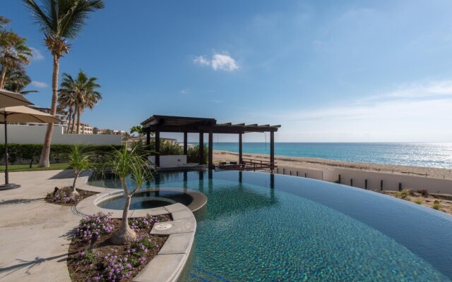 Outstanding Beachfront for up to 15 People: Villa Delfines