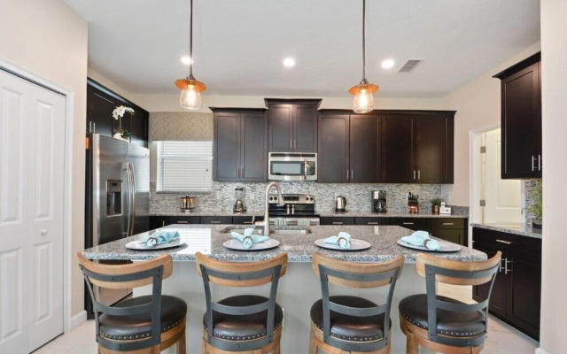 Amazing 5 Bedroom Home With Private Pool Home