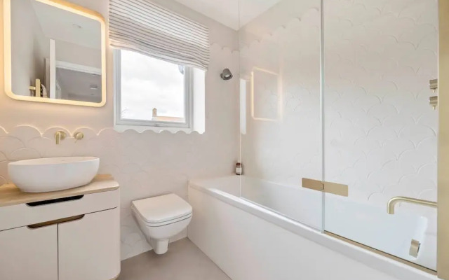 Chic Coastal Retreat - 5-min Stroll to Beach