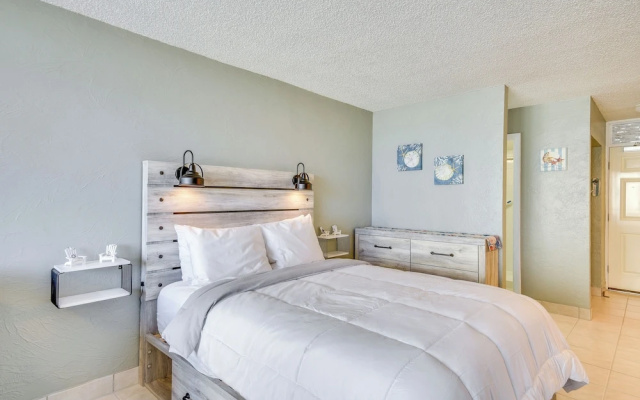 Breezy Daytona Beach Studio w/ Balcony & Views!