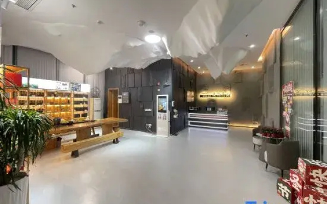 Lvtu Yasu Holiday Hotel (Wentang Gujing Spring Street Branch)
